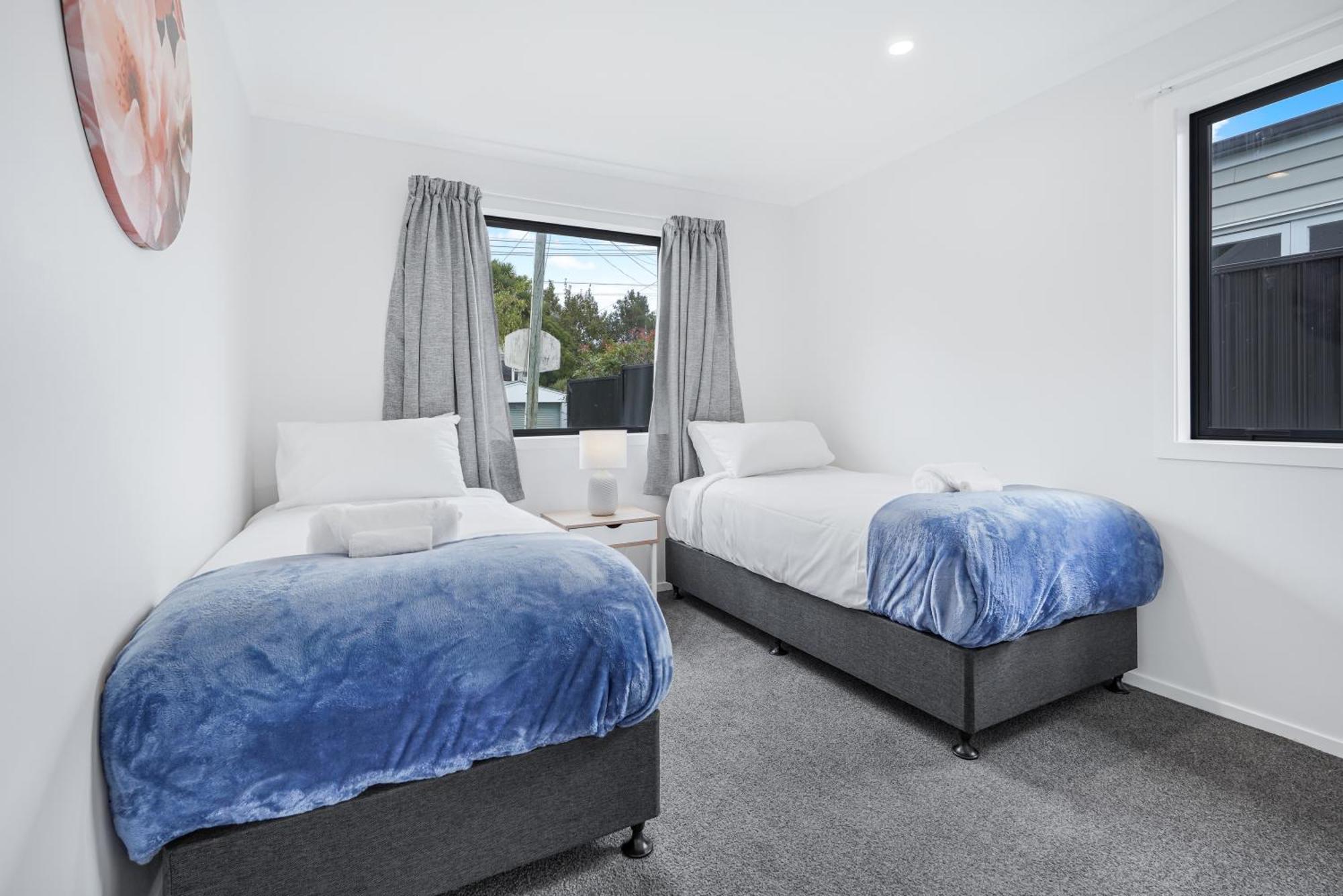 Modern Retreat With King Bed - By Kosh Bnb ハミルトン エクステリア 写真